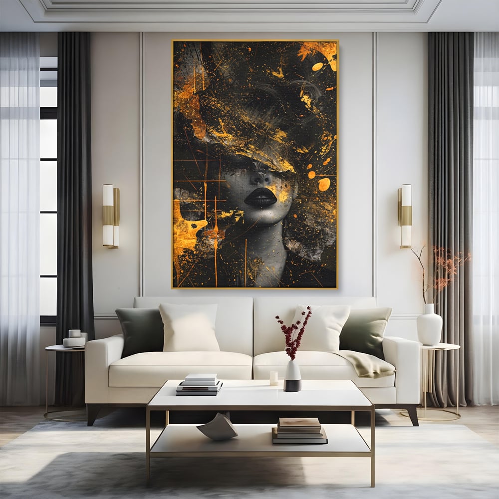 Tablou canvas cu tablou canvas cu portret feminin si pete aurii, in rama de aluminiu auriu, pe perete intr-un living